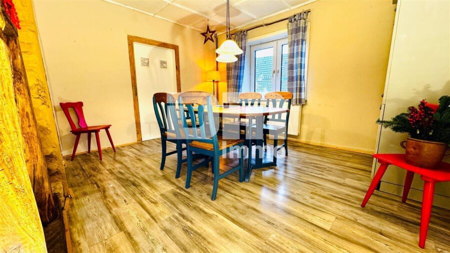 Ein- bis Zweifamilienhaus mit Anbau und Nebengebäude auf großem Grundstück - WE1 EG Esszimmer / Küche offen
